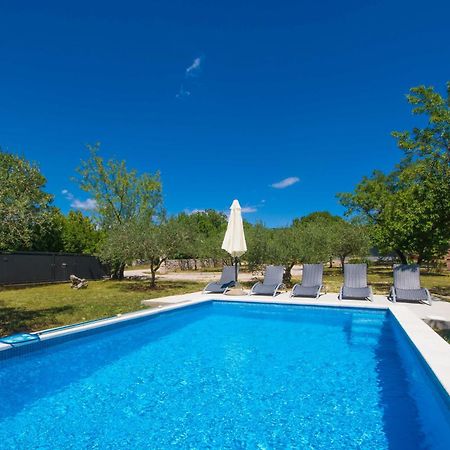 Villa Loreta, A Beautiful And Cozy Villa Minutes Away From The Sea Raša 外观 照片